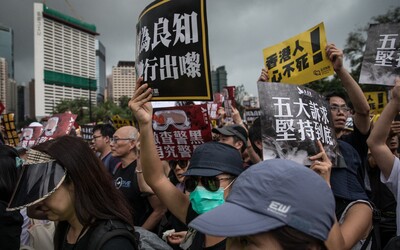 V uliciach Hongkongu demonštrovalo 1,7 miliónov ľudí. Bojujú za podporu demokracie