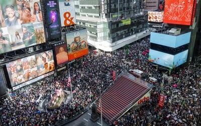 V ulicích proti Trumpovi protestovalo téměř sedm milionů lidí. Jde o jedny z největších demonstrací v USA