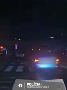 VIDEO: 21-ročný mladík bez vodičského preukazu uháňal na BMW po Bratislave. Na námestí SNP vošiel na chodník