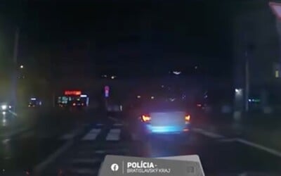 VIDEO: 21-ročný mladík bez vodičského preukazu uháňal na BMW po Bratislave. Na námestí SNP vošiel na chodník