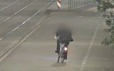 VIDEO: 24-ročný Slovák tackavo bicykloval po Brne s dvoma krígľami v rukách. Policajtom povedal, že mal „iba 8 pív“
