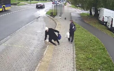 VIDEO: 35-ročný Poliak násilne strkal do starších ľudí na ulici. Policajti ho chytili vďaka bezpečnostným kamerám