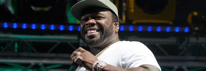 VIDEO: 50 Cent během koncertu naštvaně zahodil mikrofon. Zranil jím reportérku pod pódiem 