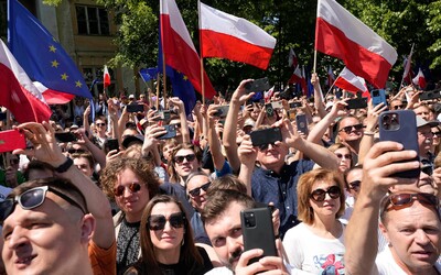 VIDEO: 500 000 lidí v Polsku protestuje proti vládě. Do ulic je vyhnal kontroverzní zákon