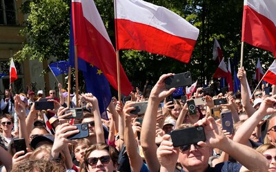 VIDEO: 500 000 ľudí v Poľsku protestuje proti vláde. Do ulíc ich vyhnal kontroverzný zákon