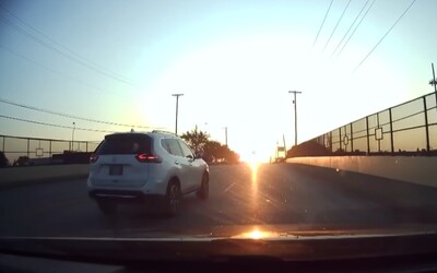 VIDEO: 8-ročné dievča zobralo rodičom auto na nákup. Cestu zvládla bez problémov, zastavila sa aj na kávu