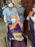 VIDEO: 85-ročnú babičku, ktorá prekonala Covid-19, vyprevádzali z nemocnice v Kolumbii potleskom