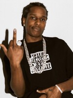 VIDEO: ASAP Rockymu hrozí 24-ročný trest. V roku 2021 údajne strieľal po svojom kolegovi z labelu