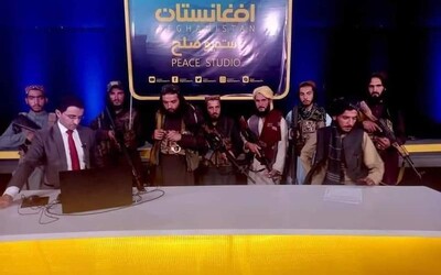 VIDEO: Afghánský moderátor v televizním přenosu utvrzoval diváky, že se není třeba bát vlády Tálibánu. Za zády měl ozbrojence