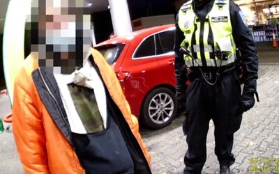 VIDEO: Agresivní žena chtěla bít policisty francouzskou holí, plivala po nich a kopala je. Museli na ni použít chvaty 