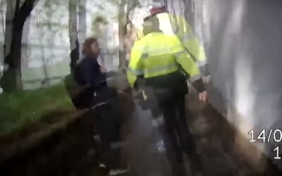 VIDEO: Agresívny Čech hodil policajtku o stenu a vrazil jej do tváre, druhú udrel do spánku. Napomenuli ho, keď močil