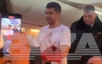 VIDEO: Agresívny Rus začal veselo hajlovať v lietadle do Dubaja. Pilot musel núdzovo pristáť, aby ho ochranka mohla vyviesť