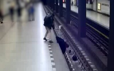 VIDEO: Agresívny muž v Prahe bránil mladíkovi odísť z koľajiska. Brutálne ho zhodil naspäť dole a skopol mu veci