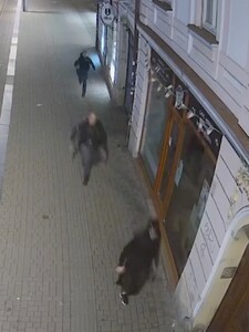 VIDEO: Akčná naháňačka v centre Bratislavy. Muž po bitke utiekol, polícia ho tvrdo spacifikovala 