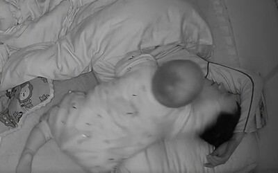 VIDEO: Akčné batoľa prefackalo spiaceho otca. Toto sa mu nepáčilo