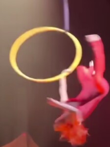 VIDEO: Akrobatka Cirque du Soleil nešťastne spadla z akrobatického kruhu. Nemala žiadne istenie