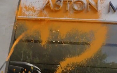 VIDEO: Aktivisté nasprejovali barvu na showroom Aston Martin. To není svoboda projevu, ale vandalismus, řekla ministryně