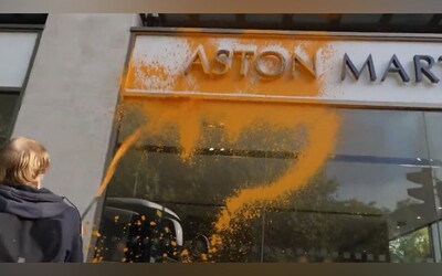 VIDEO: Aktivisté nasprejovali barvu na showroom Aston Martin. To není svoboda projevu, ale vandalismus, řekla ministryně