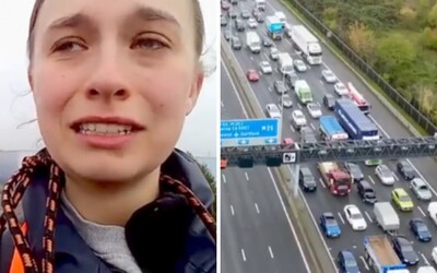 VIDEO: Aktivisté zablokovali nejrušnější silnici v Británii. Bojují proti používání fosilních paliv