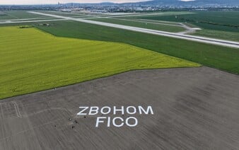 VIDEO: Aktivisti premiérovi zanechali na letisku odkaz „ZBOHOM FICO“