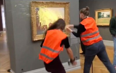 VIDEO: Aktivisti vyliali zemiakovú kašu na slávny Monetov obraz a prilepili sa k podlahe. Ľudia hladujú a umierajú, kričali