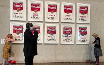 VIDEO: Aktivistky posprejovali najznámejšie dielo Andyho Warhola. Vraj chcú upozorniť na nebezpečenstvo kapitalizmu