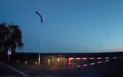 VIDEO: „Ale tam stojí vlak!” říkají na videu českobrodští strážníci. Pak je slyšet rána