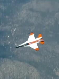 VIDEO: Američania uskutočnili prvý let stíhačkou, ktorý ovládala umelá inteligencia. Pilot iba dozoroval