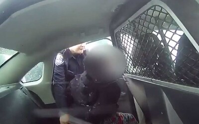 VIDEO: Americkí policajti nastriekali 9-ročnému dievčatku slzný sprej do tváre, keď s putami na rukách odmietlo nastúpiť do auta