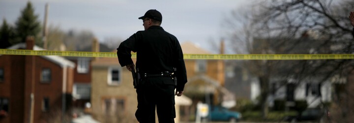 VIDEO: Americký policista neúmyslně zastřelil 14letou dívku při ozbrojené akci v nákupním centru
