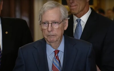 VIDEO: Americký senátor v sekunde „zamrzol“ počas tlačovej konferencie. Špekuluje sa, či nemá veľmi vážne zdravotné problémy