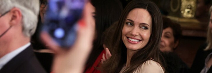 VIDEO: Angelina Jolie musela v Ľvove utekať do úkrytu. V ukrajinskom meste sa rozozvučali sirény
