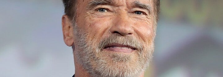 VIDEO: Arnold Schwarzenegger měl u domu díru v silnici. Naštval se a sám ji opravil
