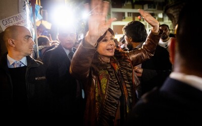 VIDEO: Atentátnik v Argentíne mieril ľavicovej viceprezidentke do tváre. Zachránilo ju zlyhanie pištole