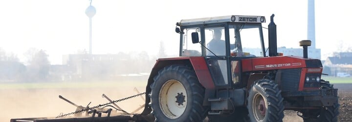 VIDEO: Australan vykradl obchod pomocí traktoru. Policii pak pomalu ujížděl