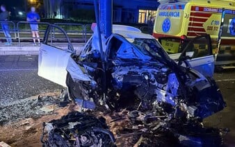 VIDEO: Auto v Bratislave sa takmer roztrhlo o stĺp. Motor s prevodovkou skončili o niekoľko metrov ďalej