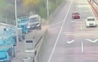 VIDEO: Auto vyletelo na diaľnici D2 do vzduchu. Vodič skončil v nemocnici
