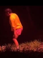 VIDEO: Bad Bunny si ublížil na koncerte. Poranil si koleno priamo počas šou