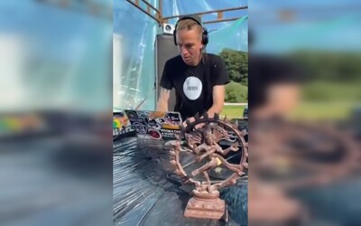 VIDEO: Bartoš zahrál svůj DJ set a vyvolal vlnu reakcí. „Takhle moji mámu nepřesvědčíš,“ vzkázal mu jeden uživatel