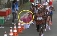 VIDEO: Běžec během maratonu shodil láhve s vodou. Lidé se nedokáží shodnout, zda to udělal záměrně