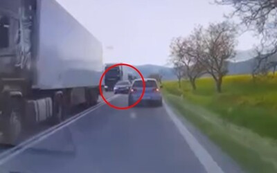 VIDEO: Bezohľadný vodič kľučkoval cez dve plné čiary na škodovke. Ohrozoval životy ľudí, neminie ho prísny trest