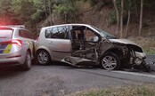 VIDEO: Bezohledný řidič zranil hasiče zasahujícího u nehody. Vymlouval se na technickou závadu