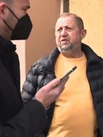 VIDEO: „Bezrúškovec“ Harabin s reportérom zavolali na políciu. Kým prišla hliadka, bývalý sudca sa skryl v byte