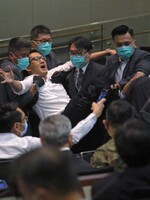 VIDEO: Rvačka v hongkongském parlamentu. Poslancům se nelíbí, že se do vedoucích pozic dostávají pročínští kandidáti