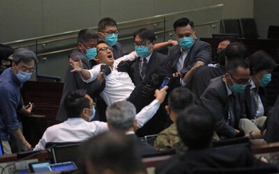 VIDEO: Rvačka v hongkongském parlamentu. Poslancům se nelíbí, že se do vedoucích pozic dostávají pročínští kandidáti