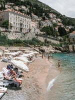 VIDEO: Bizár britských turistů. Přespávali na lehátkách, aby si pojistili místo u bazénu