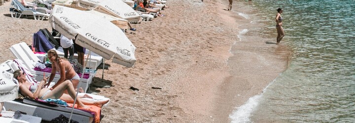 VIDEO: Bizár britských turistů. Přespávali na lehátkách, aby si pojistili místo u bazénu