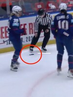 VIDEO: Bizarná situácia na majstrovstvách v hokeji. Američanke počas zápasu vypadol mobil priamo na ľad