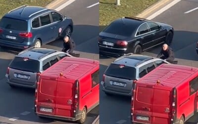VIDEO: Bizarní moment jako z GTA. Muž v Bratislavě klečel na kapotě cizího auta a rozzlobeně bušil stěračem do čelního skla 