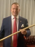 VIDEO: Boris Kollár sa s palicou v ruke vyhráža vlastnej vláde. Dostal ju od bývalého smeráka